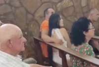 En un video compartido en redes sociales se ve a la pareja de supuestos infieles, abrazados, en una iglesia.