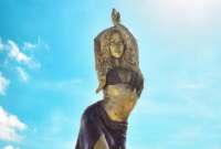 La estatua de Shakira fue develada por el alcalde de Barranquilla en presencia de sus padres.
