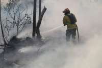 Bomberos realizan labores para mitigar incendios forestales en Quito.