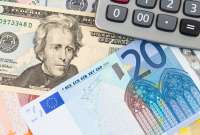El euro roza la paridad con el dólar