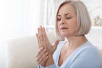 La osteoporosis puede presentarse en personas mayores de 50 años.