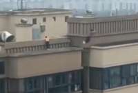 El video de los niños practicando parkour en un edificio se hizo viral en redes sociales.