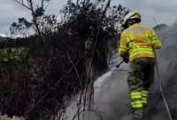 Bomberos controlan incendio forestal en Portete, provincia de Azuay