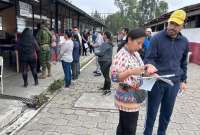 En el colegio Juan de Salinas, en Sangolquí, las personas acudieron a votar desde primeras horas de este 20 de agosto del 2023.