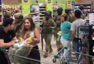 En redes sociales se compartió el video de el apoyo que recibieron militares en un supermercado.