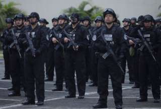 Policías y militares peruanos refuerzan la seguridad en la frontera con Ecuador.